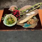 Daidokoro - 鹿児島産 蚕豆(ソラマメ)/公魚(ワカサギ)と糸島産 蕗の薹(フキノトウ)の天麩羅/雌株(めかぶ)/水烏賊と菜の花の酢味噌掛け