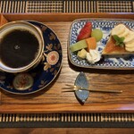 喫茶ほとり - 季節のフルーツと バナナベイクドチーズケーキ