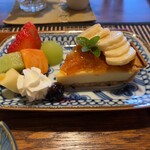 喫茶ほとり - 季節のフルーツと バナナベイクドチーズケーキ