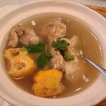 シンガポール海南鶏飯 - 黄色いお麩のようなものがスープを吸って、また美味しいのです