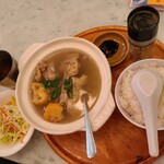 シンガポール海南鶏飯 - スペアリブはとても柔らかくて、骨から簡単に肉をはがせます。肉は、小皿に入っているドロッとした甘味のある醤油ダレにつけていただきます