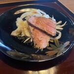 とんかつ肉料理 吉岡 - 先出しで出された、｢特選黒毛和牛ローストビーフ｣
      流石和牛！歯応えが良いローストビーフなはずなのに、口の中で溶けていく幸せ♪