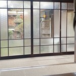 とんかつ肉料理 吉岡 - 外には中庭も見える♪