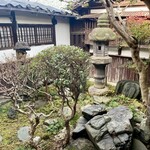 とんかつ肉料理 吉岡 - 中庭。WCが中庭通った先にある。
      石塔は建てられてから、きっとそのままなんだろな～。