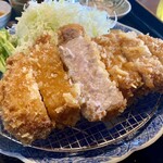 とんかつ肉料理 吉岡 - 宮崎県都城市｢はざま牧場｣で飼育されている、
      ｢きなこ豚｣
      甘みと柔らかさが特徴。
      塩で食べれば肉の旨さが引き立ち、
      ソースを少し付ければ飯が進む♪
      バリウマ♡