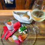 前菜・パン・ワイン