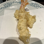 Tempura Shinjuku Tsuna Hachi - 汐浜５８３０円。車海老、イカ。カウンター、空席も多いのに２品ずつの提供でした。食べるのが早いので、私は気になりませんが、サービスとしては低下？ですね