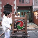 エール新町 - 祇園祭では店の前を鉾がとおります