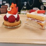 ブレーメン - クマのいちごのタルト¥580と苺のショートケーキ