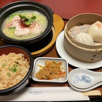 Japanese & Modern Chinese 嵐山 - 鶏白湯鍋ラーメン・ごま油香るザーサイ和えご飯・ミニ豚&桃饅頭(ドリンク付)1,100円 Japanese & Modern Chinese 嵐山 - 鶏白湯鍋ラーメン・ごま油香るザーサイ和えご飯・ミニ豚&桃饅頭(ドリンク付)1,100円