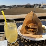Cafe Bar Lucky10 - 料理写真:クラシックビーフバーガーとココナッツジュース