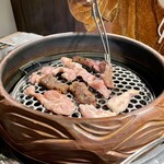 Oumi Yakiniku Horumon Sudaku - この独特な焼き台が気に入りました！