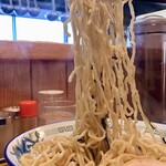 中華蕎麦 春馬 - ガイロガイロして中太のちぢれ麺をリフトUP⤴️