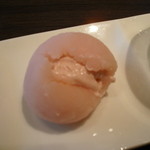 銀座アスター - 餅の中には苺クリーム