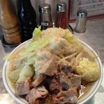 らーめん大 練馬店 - ラーメン(600円)＋こま切れ豚(70円) ヤサイスコシオオメニンニクアブラ