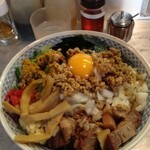 らーめん大 練馬店 - 台湾まぜそば(値段不明)＋こま切れ豚(70円) ヤサイスコシオオメニンニクアブラ紅ショウガ