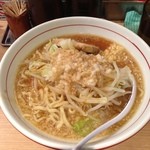 まるはち - ガツ旨ラーメン(700円) ニンニクアブラ