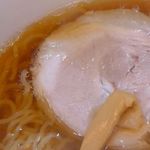 Taga - 玉状の油が浮かぶ透き通ったスープは、スッキリとした中華そば系