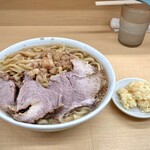 ラーメン荘 おもしろい方へ - 大ラーメン ニンニクマシ 別皿 ヤサイヌキ アブラマシマシ