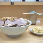 ラーメン荘 おもしろい方へ - 大ラーメン ニンニクマシ 別皿 ヤサイヌキ アブラマシマシ