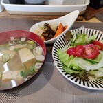 Satsuma Koya - カレーランチは味噌汁、野菜サラダ、漬物付き