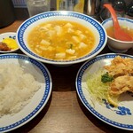 やっこ - 鶏唐揚げ麻婆豆腐定食880円ライスおかわり無料