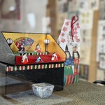 一休 - 細部まで目をいかせるのが元町一休を楽しむコツ。今回は雛人形のディスプレイを発見