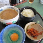 Tsukasa Roiyaru Gorufu Kurabu - 私はワンコインランチの中から豚汁定食を注文してみました、豚汁定食には生卵が付いて来たので白御飯は玉子かけご飯にしてみました。
      