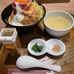 ローストビーフ大野 - 黒毛和牛のローストビーフ丼定食1,980円
              Mサイズ/ご飯大盛り/山わさびソース
              漬物、スープ、薬味付き