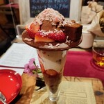 グランジ カフェ ブルーストロベリー - 料理写真:可愛らしいパフェ。トップのチョコアイスがめちゃウマ