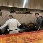 アドゥエパッシ - 今日ばかりはカミーアシェフのサポートに徹する河合シェフ。