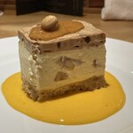 アドゥエパッシ - トローネ、ヌガーを入れたセミスレッドなど三層構成のドルチェ