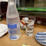三郎寿司 - お水くださいと言ったら、ミネラルウォータが出てきました。海外のお客様向けなのかしら。無料でしたよ。コップは日本酒のグラスでしたが笑