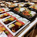 スーパーベルクス - ランチタイムの惣菜コーナーのお弁当たち
