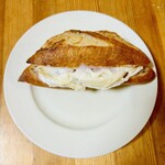 モヌッカ - カマンベールチーズとハムのサンド　フランスパンとても美味しい