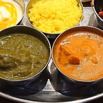 エベレストイン - EVEREST INN ＠八丁堀 タンドリーチキンセットで選んで中辛でお願いしたターチキンカレーとサグチキンカレーには鶏塊肉が入ります