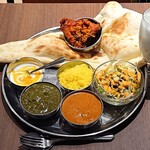 エベレストイン - EVEREST INN ＠八丁堀 タンドリーチキンセット 税込980円 バターチキンカレー・サグチキンカレーお選んで中辛で ＆ ラッシーを選んで