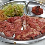 焼肉 東 - 国産カルビランチ大盛り 1480円。