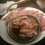 焼肉市場 - 最初はヤングカルビとタン