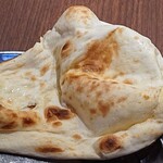 エベレストイン - EVEREST INN ＠八丁堀 タンドリーチキンセットのモチモチとパリパリの食感を楽しめる大きなナン