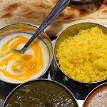 エベレストイン - EVEREST INN ＠八丁堀 タンドリーチキンセットの長粒米ターメリックライスとデザートのタピオカ入りマンゴーヨーグルト