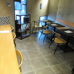 津田屋食堂 - カウンター席とテーブル席が有ります♪