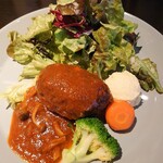 Nikorashika - 煮込みハンバーグランチ 1,300円(スープ、パン付き)✨サラダのドレッシング、ポテト(じゃがいも、さつまいも、さといも)のサラダも手作り♪