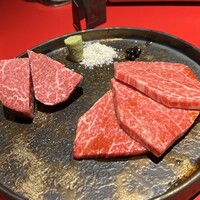 和牛とタン 焼肉 とみ 新橋本店 - 希少シャトーブリアン2種（3人分）