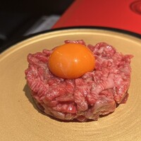 和牛とタン 焼肉 とみ 新橋本店 - 和牛炙りユッケ