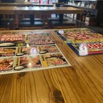 ジャンボ酒場 - 広いテーブル席に一人座ってごはん