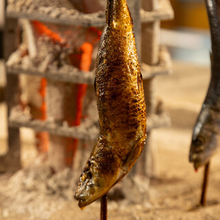 鮮度・旬・質にこだわった選りすぐりの魚を炉端スタイルで◎