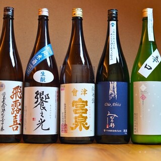 We offer sake and wine carefully selected by the chef and sommelier, which change monthly.