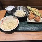 はなまるうどん - 温玉うどん、唐揚げ、ちくわ天、かき揚げ、無料サービスの天かす