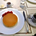 Parkside DINER - インペリアルパンケーキ いちご添え、ブレンドコーヒー